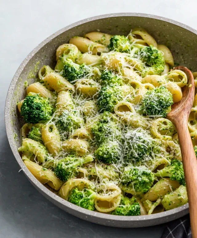 Light and Healthy Broccoli Pasta